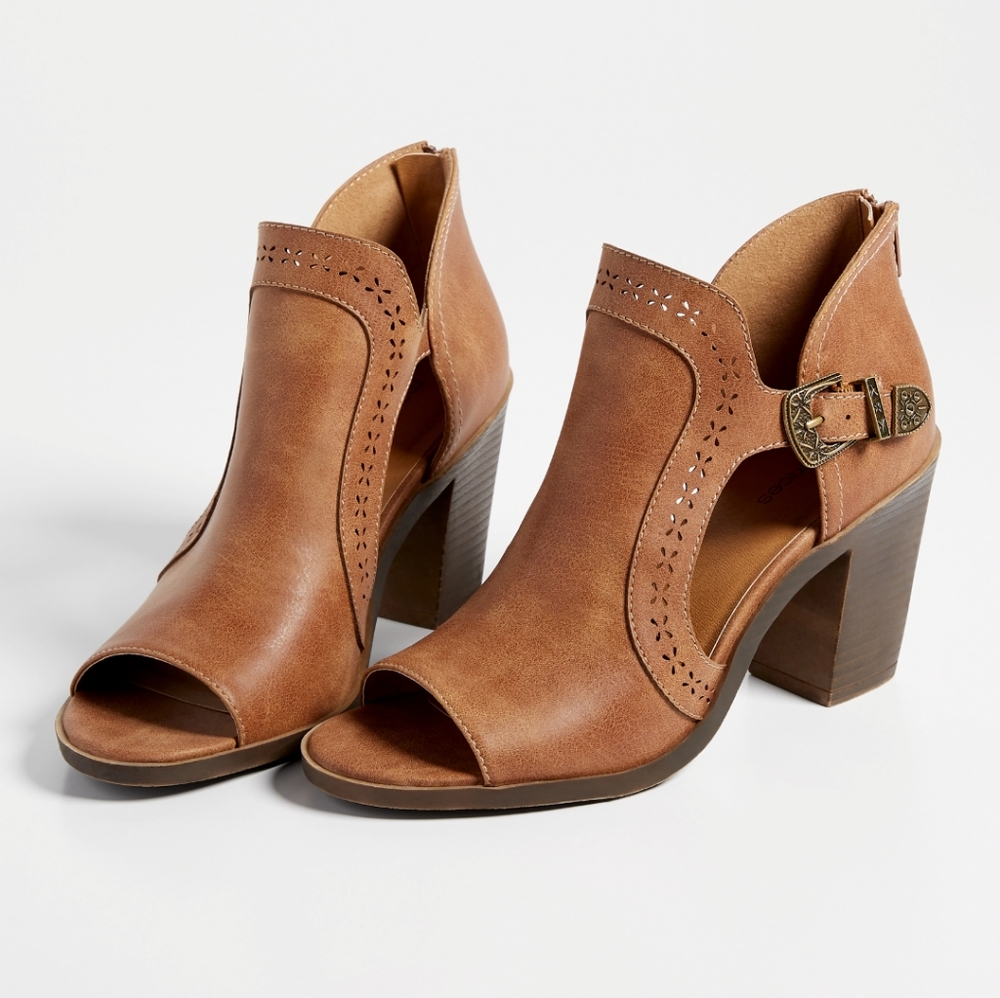 Maurice's Rumor open toe side buckle bootie size 7.5 tan